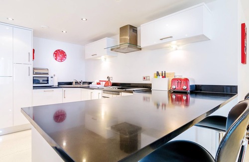 Newquay City Centre Apartment | Spacious apartment, breathtaking sea views, private secure parking.