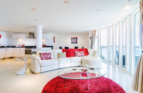 Newquay City Centre Apartment | Spacious apartment, breathtaking sea views, private secure parking.