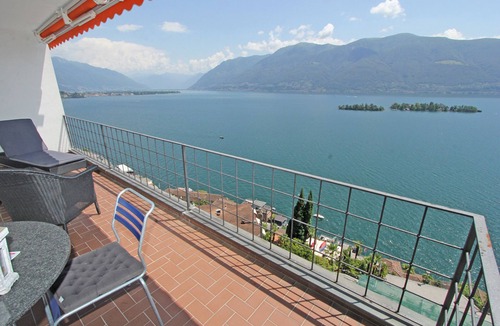 Ronco sopra Ascona Apartment | Spacious apartment with magnificent panoramic views of the Brissago Islands