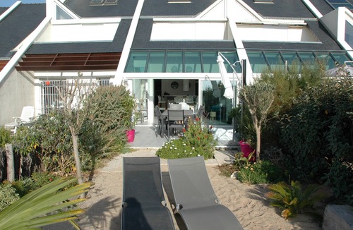 La Turballe Apartment | SPACIOUS APARTMENT FACING THE SEA, FEET IN THE WATER!