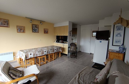 Montgenevre Apartment | Spacious apartment for 7 near slopes, pets allowed