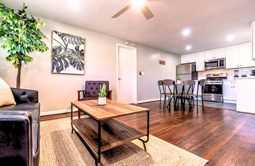 Neartown Apartment | Spacious Apartment Home 6 minutes from Medical Center!