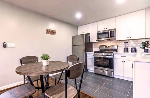 Neartown Apartment | Spacious Apartment Home 6 minutes from Medical Center!