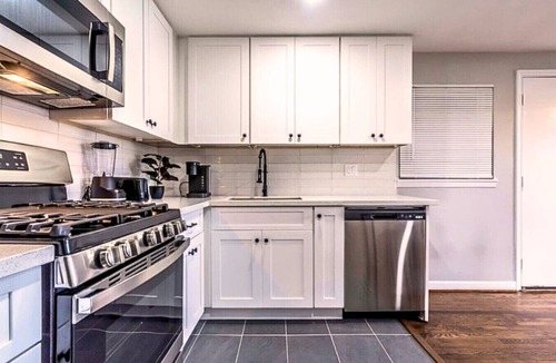Neartown Apartment | Spacious Apartment Home 6 minutes from Medical Center!