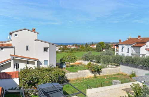 Peroj Apartment | Spacious apartment in Peroj with terrace