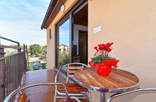 Peroj Apartment | Spacious apartment in Peroj with terrace