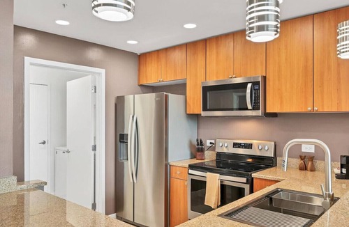 South Eola Apartment | Spacious Apartment Masterfully Decorated