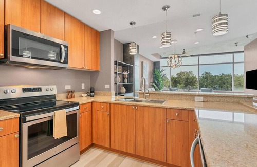 South Eola Apartment | Spacious Apartment Masterfully Decorated