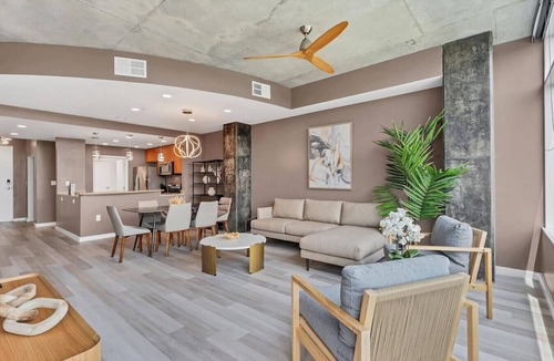 South Eola Apartment | Spacious Apartment Masterfully Decorated