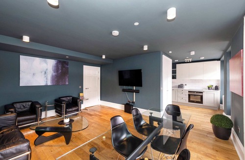 West End Apartment | Spacious Apartment next to West End