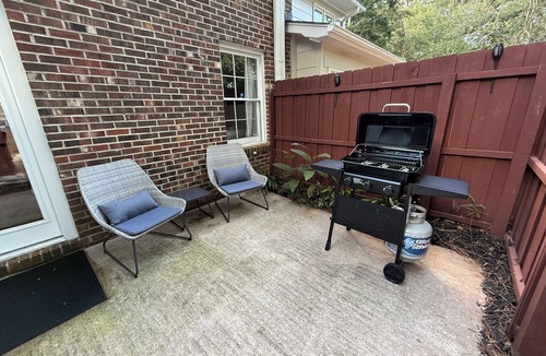 Drayton Apartment | Spacious Apartment With 2-King Master Bedroom Suits