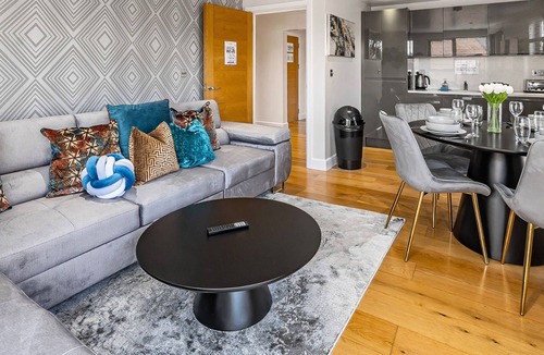 Camberley Apartment | Spacious Apartment, WiFi & Netflix, FREE Parking