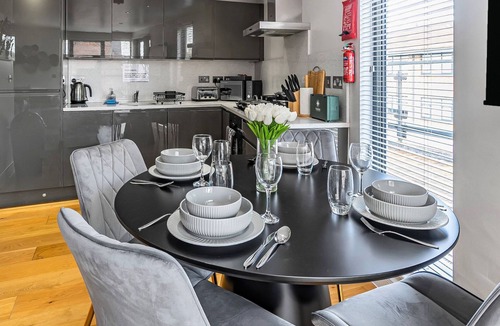 Camberley Apartment | Spacious Apartment, WiFi & Netflix, FREE Parking