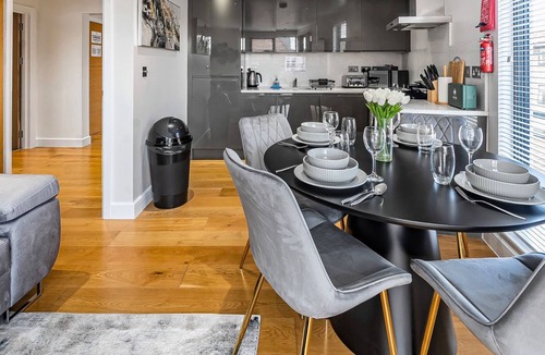 Camberley Apartment | Spacious Apartment, WiFi & Netflix, FREE Parking