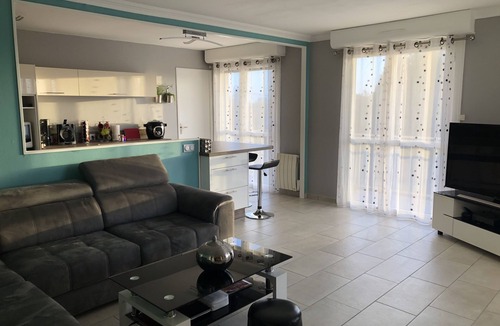 Paroisse Saints-Pierre-et-Paul-Apotres Condo | Spacious apartment with large terrace. Close to tram line.