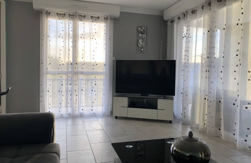 Paroisse Saints-Pierre-et-Paul-Apotres Condo | Spacious apartment with large terrace. Close to tram line.