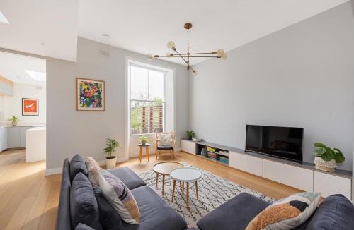 Kilburn Apartment | Spacious apartment with terrace