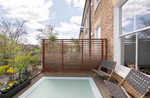 Kilburn Apartment | Spacious apartment with terrace