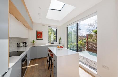 Kilburn Apartment | Spacious apartment with terrace