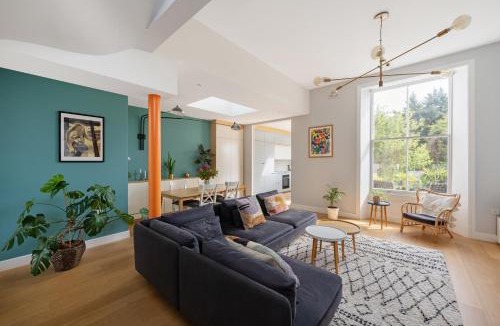 Kilburn Apartment | Spacious apartment with terrace