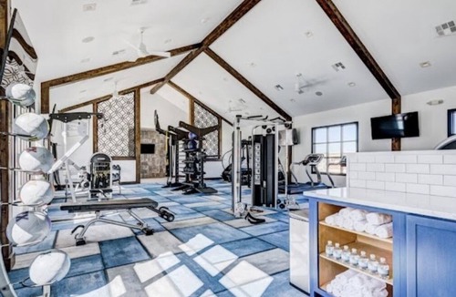 Klein Apartment | Spacious apartment with lovely pool and gym