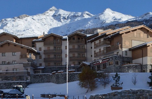 Val Cenis Apartment | Spacious Apt for 6 at slopeside with Parking & WIFI