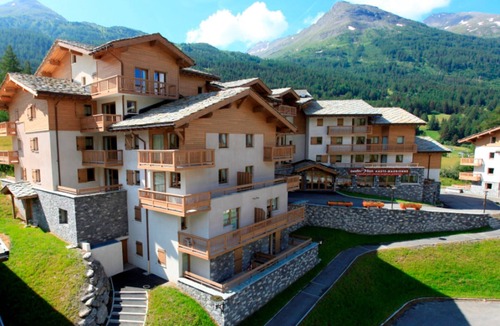 Val Cenis Apartment | Spacious Apt for 6 at slopeside with Parking & WIFI