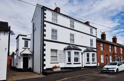 Castle Donington Apartment | Spacious Apt; Free Gym & Pool Access EMA 6 Mins