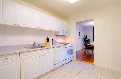Crystal City Apartment | Spacious Apt W Great Spaces & Facilities