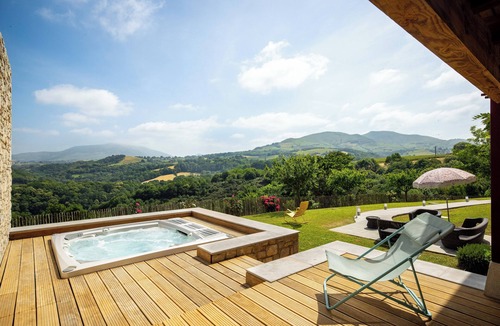 Hasparren Apartment | Spacious BAÏGURA studio, mountain views, direct access to pool & spa