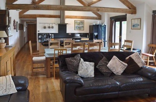 Llanfaglan Cottage | Spacious barn conversion with a riverside location.