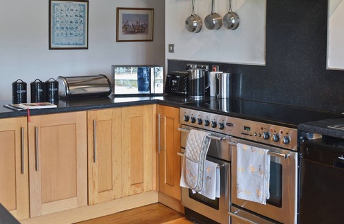 Llanfaglan Cottage | Spacious barn conversion with a riverside location.