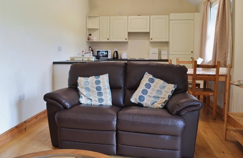 Llanfaglan Cottage | Spacious barn conversion with a riverside location.