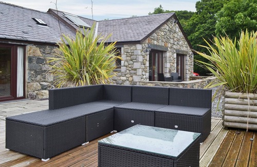 Llanfaglan Cottage | Spacious barn conversion with a riverside location.