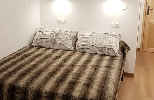 Allemond House | Spacious barn, panoramic mountain views and hot tub