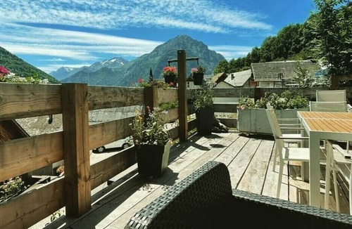 Allemond House | Spacious barn, panoramic mountain views and hot tub