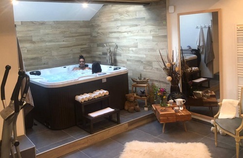 Allemond House | Spacious barn, panoramic mountain views and hot tub