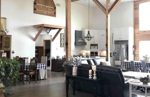 McLennan County House | Spacious Barndominium with Wifi, Hot Tub