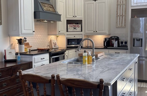 McLennan County House | Spacious Barndominium with Wifi, Hot Tub