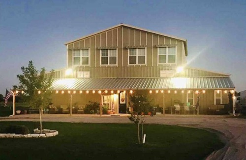 McLennan County House | Spacious Barndominium with Wifi, Hot Tub