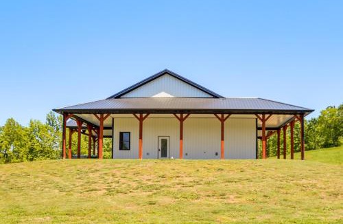 Omaha House | Spacious Barndominium Near Branson w/Game Rooms