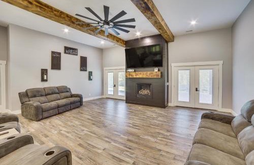 Omaha House | Spacious Barndominium Near Branson w/Game Rooms