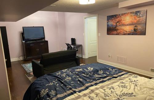 Humber Bay House | Spacious Basement with Private Bathroom and Entrance