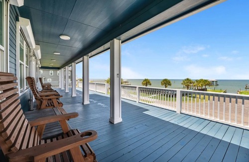 Anahuac House | Spacious Bayfront home
