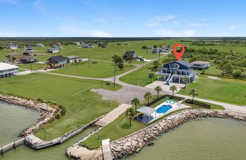 Anahuac House | Spacious Bayfront home