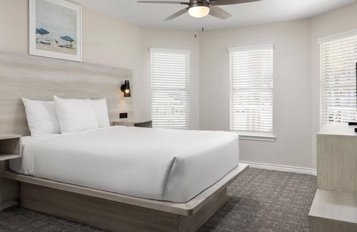 Galveston Hotel | Spacious Beach Resort Stay w/Full Kitchen, Dining & Sports Courts!