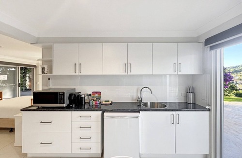 Surf Beach Apartment | Spacious Beach Studio With Alfresco Dining