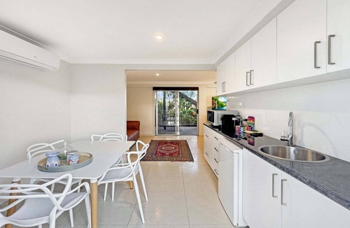 Surf Beach Apartment | Spacious Beach Studio With Alfresco Dining