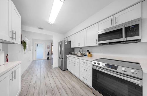 North Andrews Gardens House | Spacious Beach Vacation Getaway w/Backyard BBQ - 10mins to Beach/FLL Airport