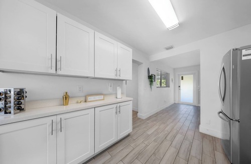 North Andrews Gardens House | Spacious Beach Vacation Getaway w/Backyard BBQ - 10mins to Beach/FLL Airport